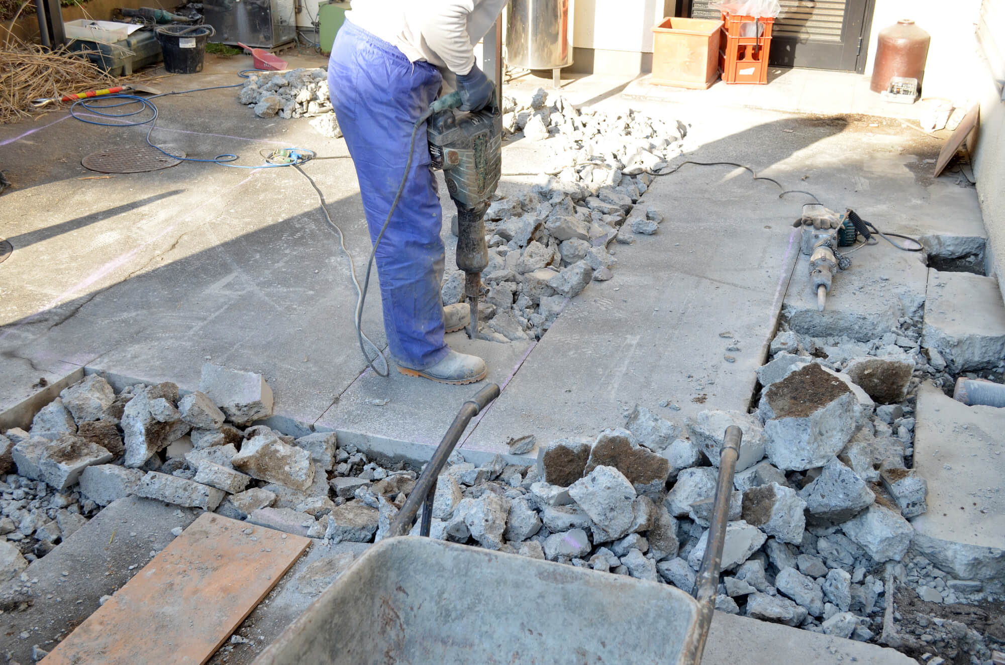 土間コンクリートの解体工事：撤去費用、工法、注意点を解説